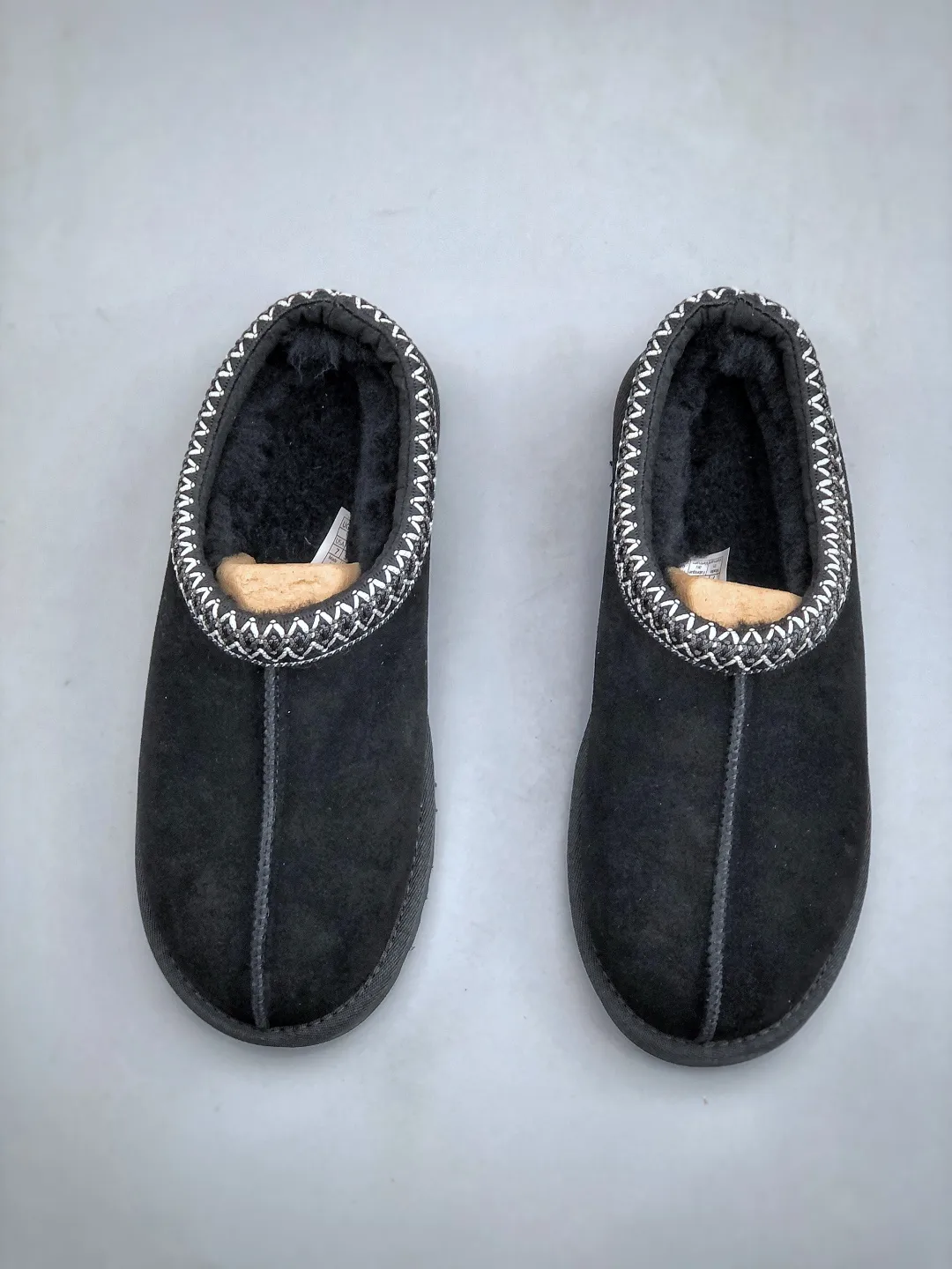 Local self-pickup💰540 supports store placement. The top version on the market. UGG Tazz. Ethnic thin-soled men's and women's models. Xiaohongshu's hot model. Produced by a major foreign trade factory in Guangzhou. Real sheep fur from toe to insole. Independent outer box packaging. Chip. Waterproof process. Different from any version on the market. 5cm thick sole, independently developed original outsole, cashmere insole, keeping warm in winter, suitable for home use. In the new year, uug launched a style series, which is partially geared towards the preferences of young consumers. It has also moved to the forefront of fashion trends. Shoe body material, water-repellent coated suede upper, 17 mm UGGPURE™ implanted wool insole, lightweight non-slip and comfortable rubber outsole, with brand LOGO and trademark, with full package Size: 35 36 37 38 39 40 41 42 43 44 45